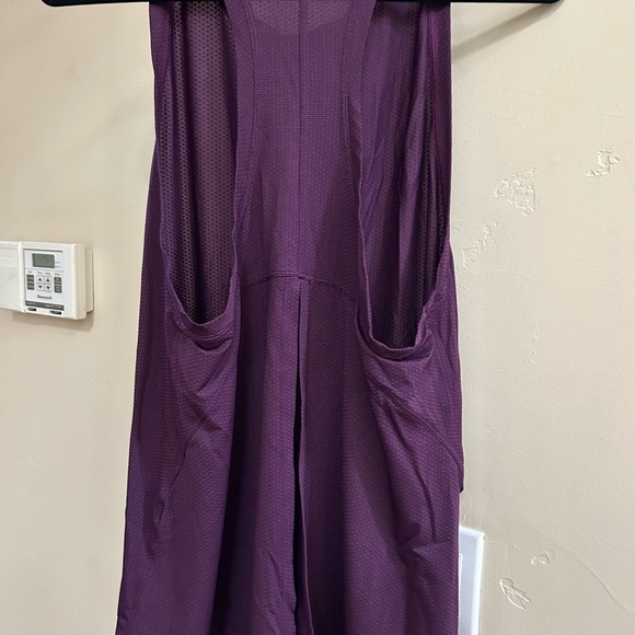 2 lulu tanks. Like new condition, light weight and great for layering. - Picture 5 of 5